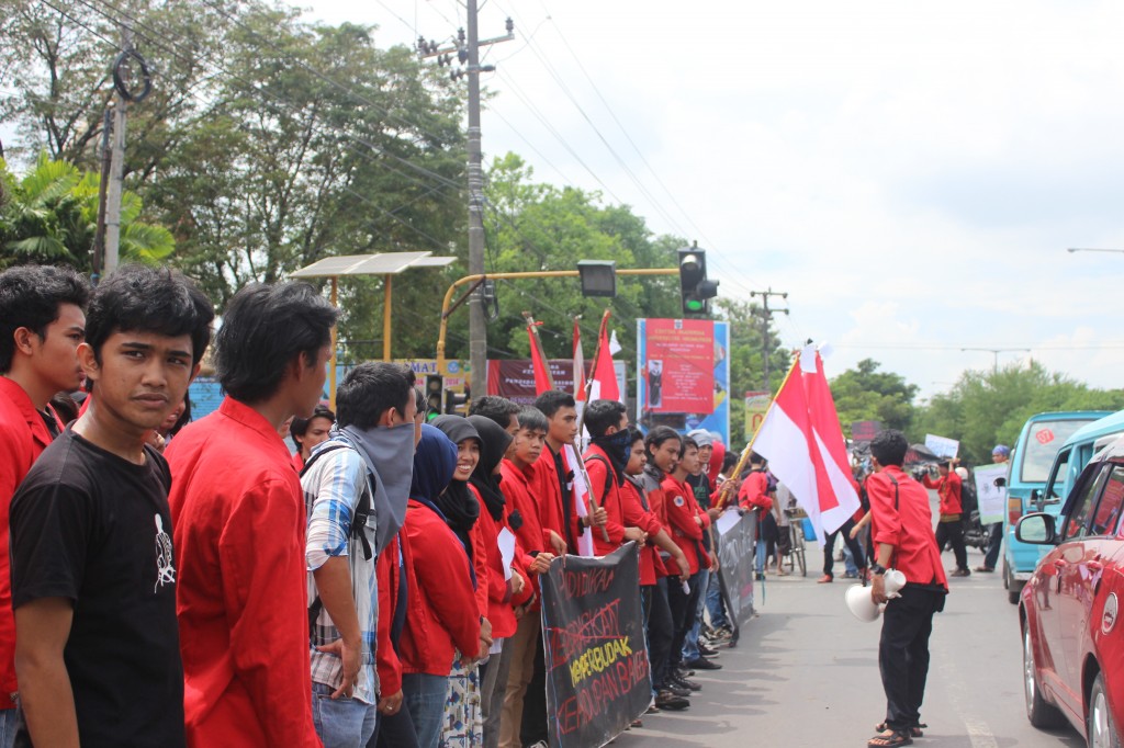 Mahasiswa Unhas berunjuk rasa memperingati Hardiknas, Jumat (2/5).