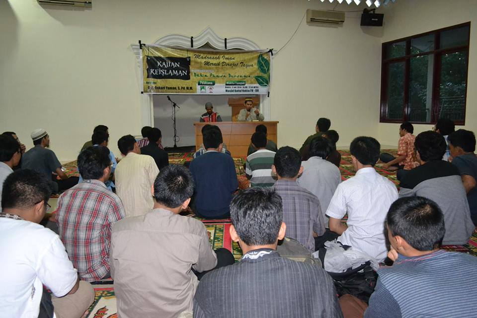 Suasana kajian keislaman di Masjid Baitul Hakiem Fakultas Hukum Unhas,Kamis (03/07).