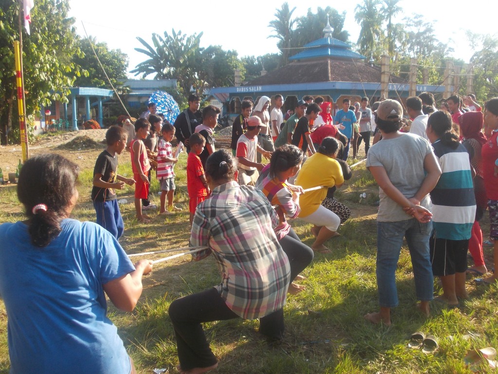 Lomba Tarik Tambang di Desa Bungkang, Kabupaten Sanggau, Kalimantan Barat