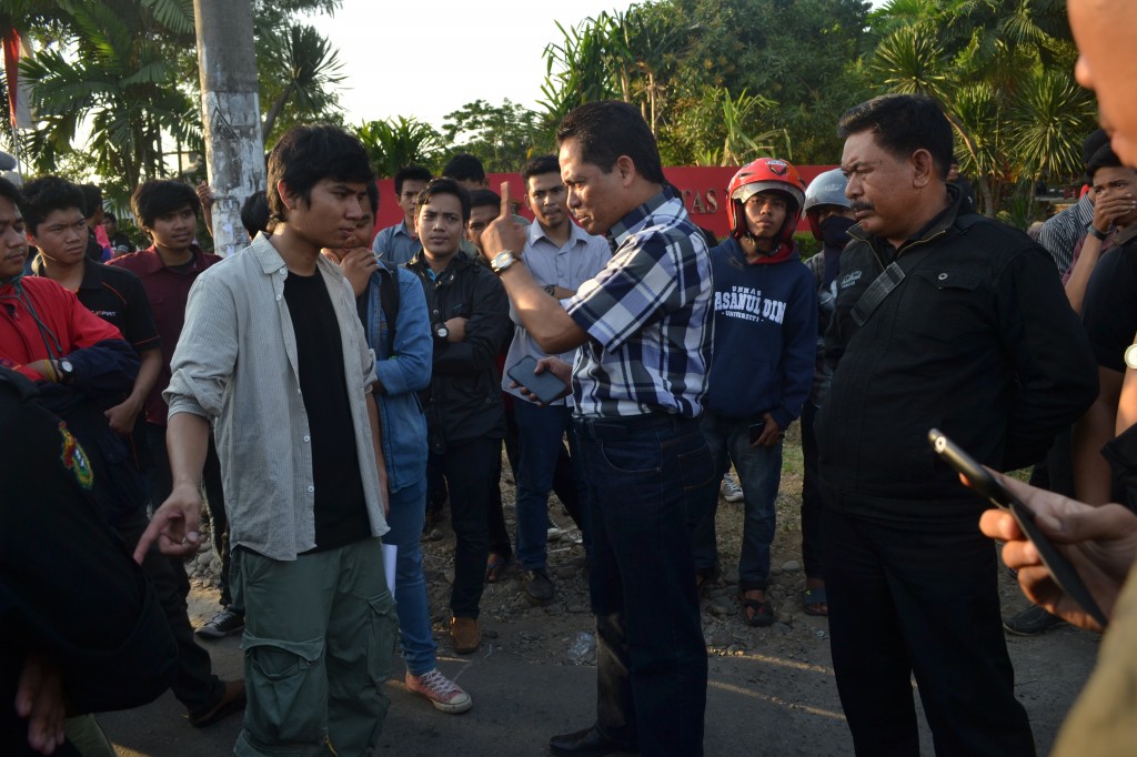 WR III Unhas Prof MUsakkir bernegosiasi dengan Korlap Aksi Agar pengunjuk rasa keluar dari badan jalan.