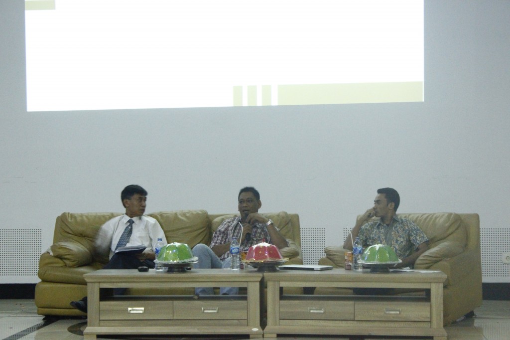 Nampak (dari kiri) pembicara Seminar Nasional Kertas 2014 Prof Irwansyah dan Bustar Maitar.