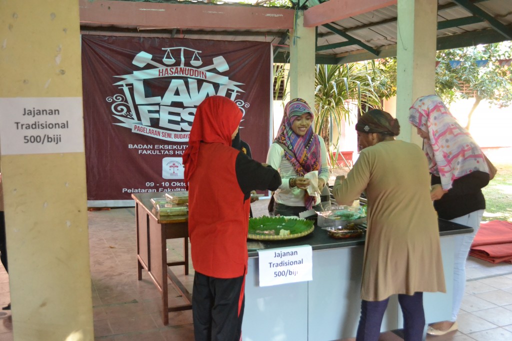 Jajanan tradisional pada kegiantan Law Fest BEM FH-UH, Jumat (10/10)