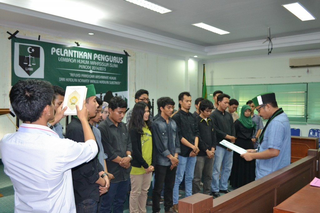 Pengambilan sumpah pengurus LHMI oleh Ketua HMI Cabang Maktim Tri Febrianto, Jumat (10/10).