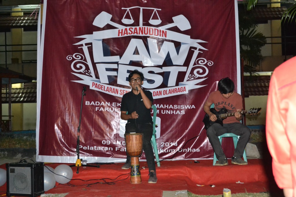 Penampilan Legal Theory pada penutupan Law Fest, Jumat (10/10).
