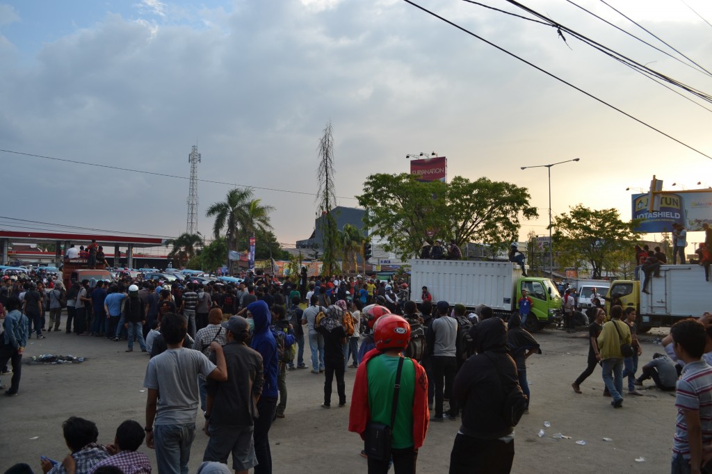 Massa aksi menutup kedua lajur Jl. Perintis Kemerdekaan 10, depan Pintu I Unhas.