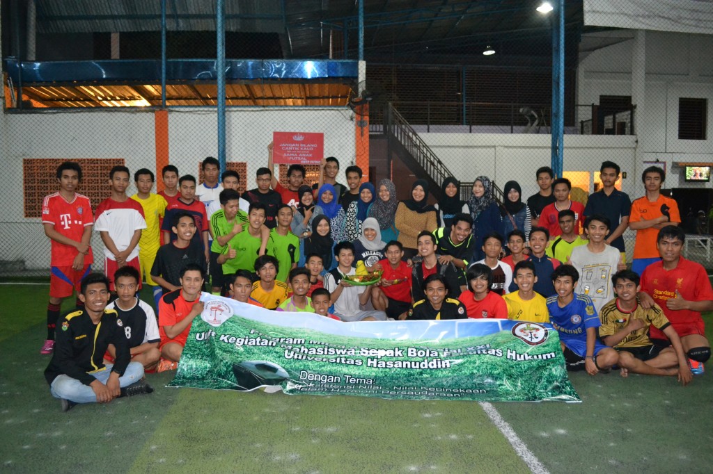 Sesi foto bersama Dewan kehormatan, pengurus, dan peserta ko-kurekuler setelah acara pemotongan tumpeng Milad XXI UKM Sepak Bola FH-UH. (18/11).