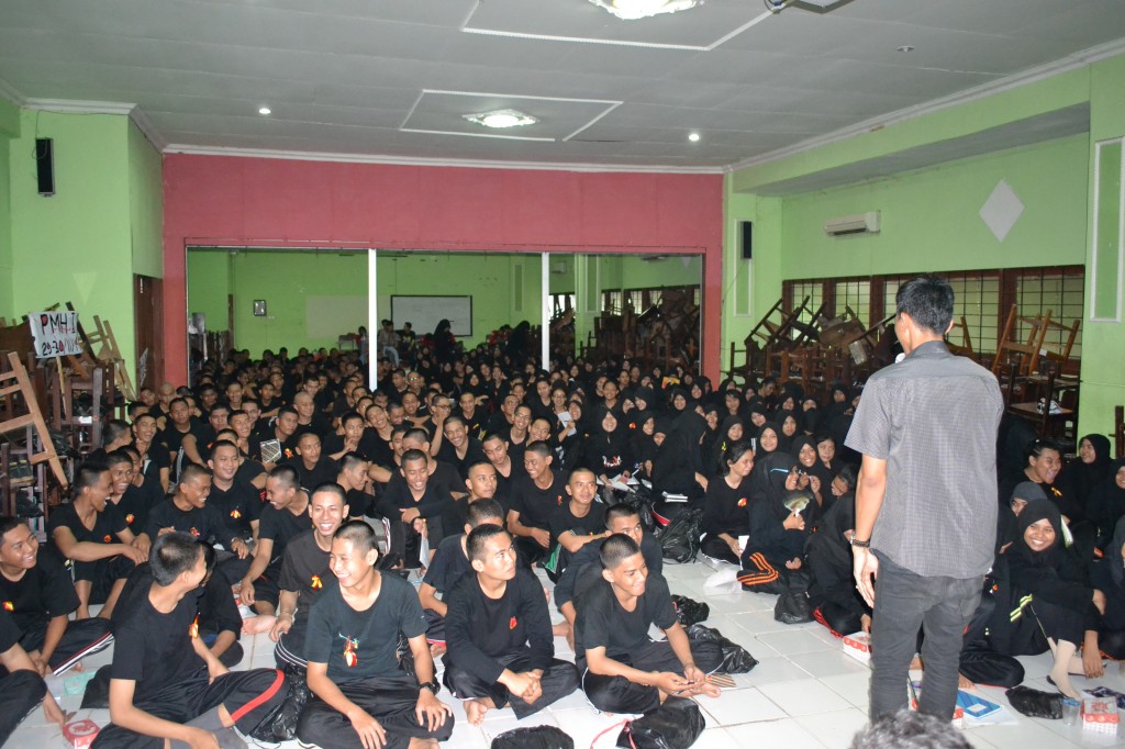 Suasana pemberian materi PMH I di ruang Aula 1-2 FH-UH, Sabtu (29/11). [RTW]