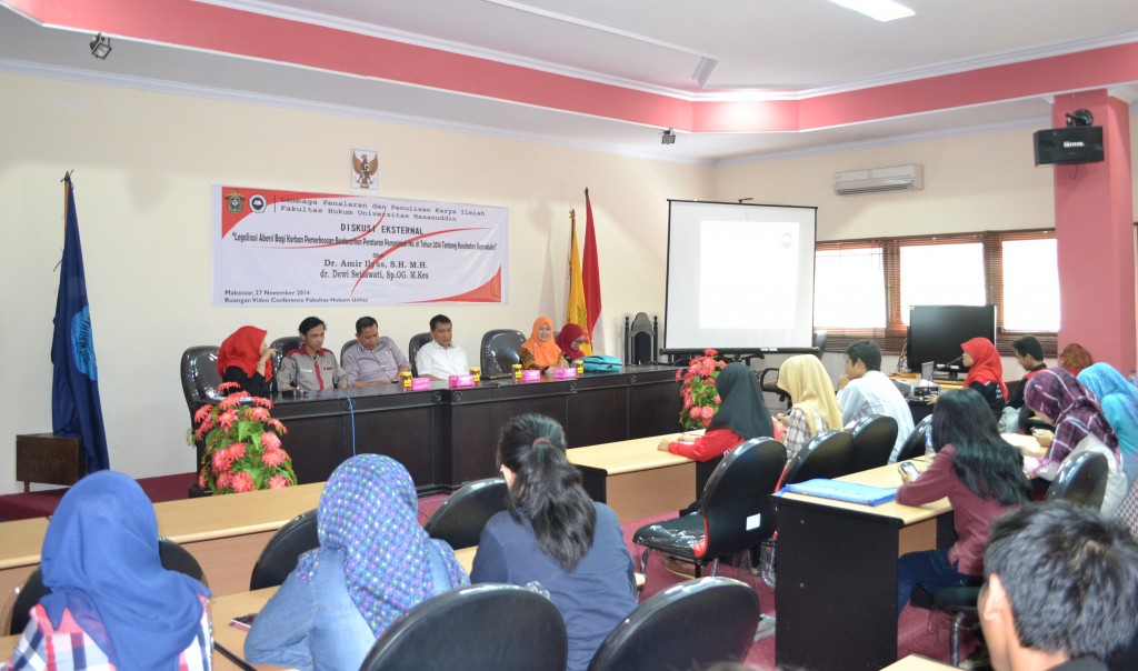 Suasana diskusi tentang Legalisasi Aborsi Kehamilan Akibat Pemerkosaan yang diadakan UKM LP2KI di Ruang Video Conference FH-UH, Kamis (27/11). [Sup]