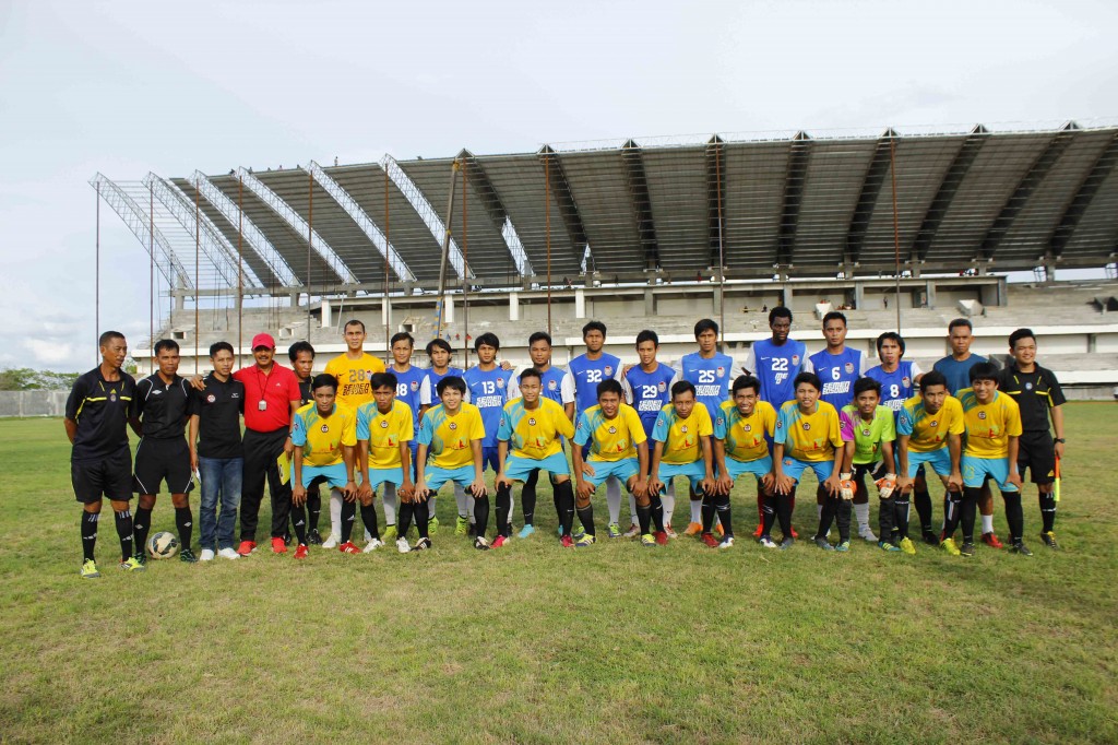 Foto bersama pemain PSM (barisan belakang) dengan pemain tim UKM Sepakbola Fakultas Hukum Unhas. [Ash]