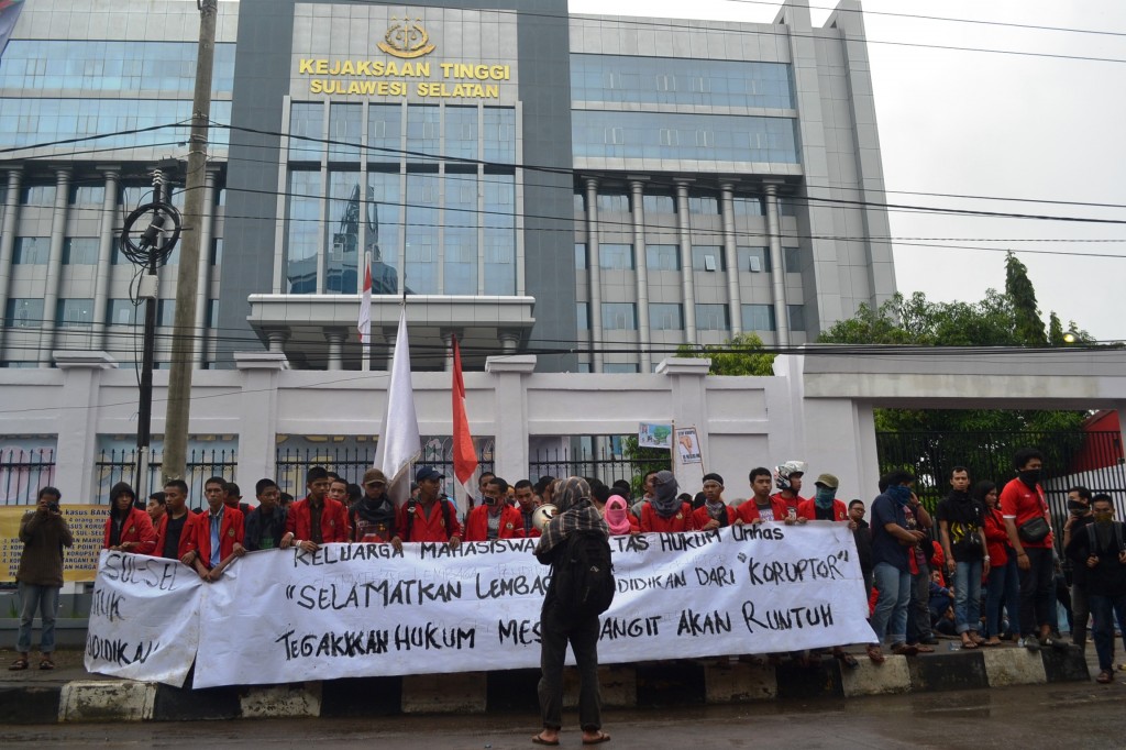 Massa aksi bergantian berorasi di depan Gedung Kejaksaan Tinggi Sulawesi Selatan. [RTW]