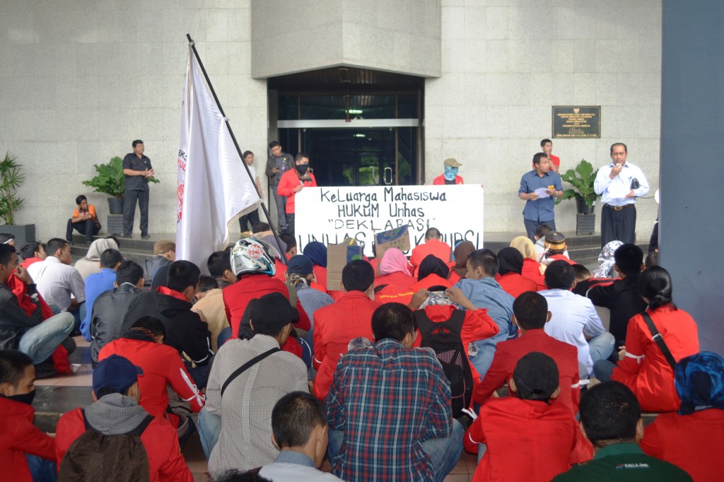 Wakil Rektor III Unhas menanggapi tuntutan massa aksi. [RTW]