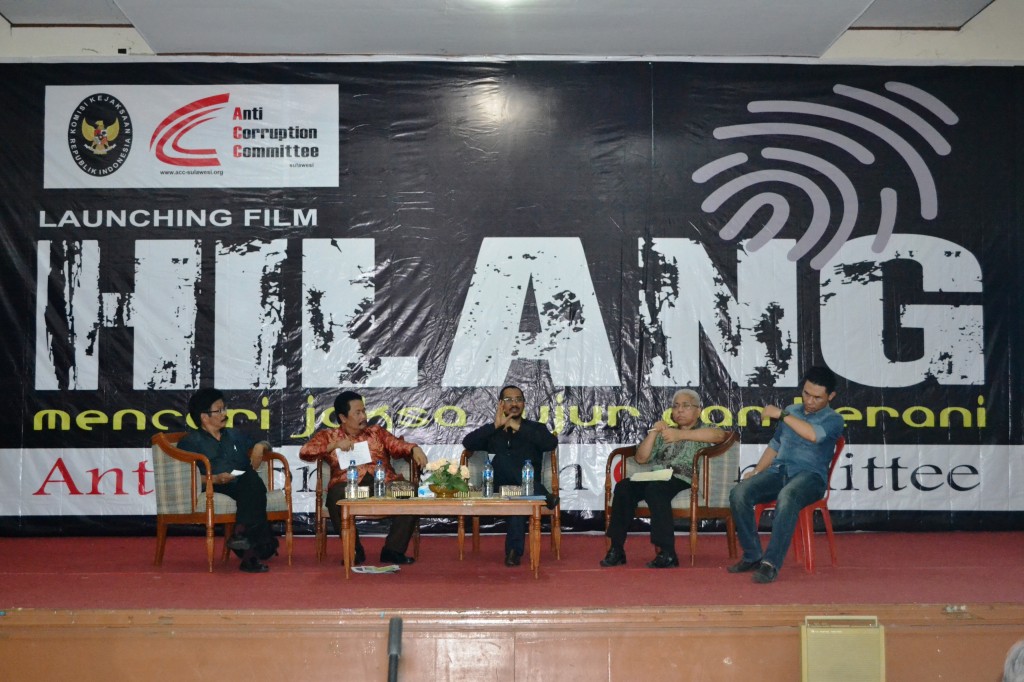 Abraham Samad menjadi pembicara diskusi setelah launching film Hilang yang diadakan ACC Sulawesi, Sabtu (21/12). [RTW]