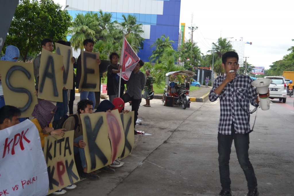 Suasana aksi unjuk rasa PPMI Kota Makassar dan Aliansi BEM UMI menolak penghancuran KPK di bawah jembatan fly over Makassar, Kamis (5/1). (RTW)