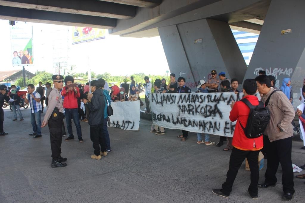 Suasana aksi unjuk rasa AMAN di bawah Jembatan Layang Jl Urip Sumoharjo, Makassar, Senin (16/3). [RAP]