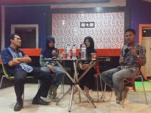 Ketiga pembicara dan moderator dalam diskusi yang diadakan UKM LPMH-UH, di Cafe Danau, Jumat (20/5)