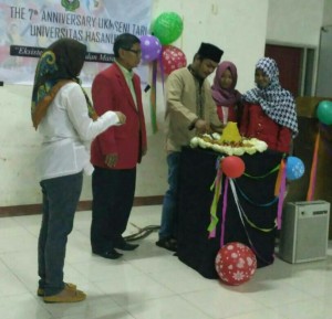 Prosesi pemotongan tumpeng pada acara anniversary ke-7 UKM Seni Tari Unhas, Senin (20/6). (Dokumen pribadi)