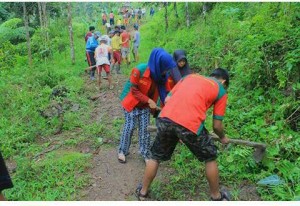 Situasi pembukaan jalan menuju lahan pertanian di Desa Banua, Kecamatan Bungin Kabupaten Enrekang, Senin (19/7)