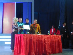 Prof Dwia Arie Tina Pulubuhu (Rektor Unhas), Ir. Agus Rahardjo (Ketua KPK), Prof. Arief Hidayat (Ketua MK) dan Dr. Zulkifli Hasan (Ketua MPR) saat mempelihatkan Mou Antikorupsi di Baruga A.P. Pettarani Unhas, Senin (24/10). 