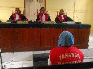 Suasana sidang kedua dengan agenda pembacaan eksepsi kasus dugaan pencemaran nama baik yang dialamiYusniar di Pengadilan Negeri Makassar, Rabu (9/11). (Kas)