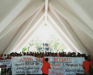 Mahasiswa yang tergabung dalam Aliansi Unhas Bersatu melakukan aksi di pelataran Gedung Rektorat Unhas, Senin (30/1). Ibn