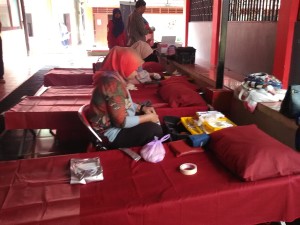 Persiapan yang dilakukan oleh UPTD dan KSR PMI Unhas sebelum kegiatan donor darah di Pelataran BEM FH-UH, Kamis (2/2). (Kas)