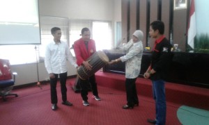 WR III Unhas Abdul Rasyid bersama Dekan FH-UH Prof. Farida Patittingi, Sekjen LDHKMI Muhammad Yunus dan Ketua Ledhak Unhas Dedy Chaidiryanto saat membuka Munas III LDHKMI di Ruang Promosi Doktor FH-UH. Syahira