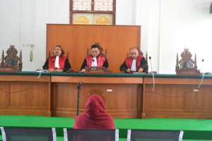 Katua majelis hakim saat membacakan putusan kepada Yusniar di Pengadilan Negeri Makassar, Selasa (11/4). Kas