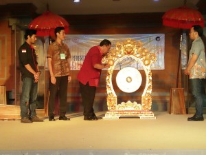 Pembukaan Mukernas XI PPMI Nasional oleh WR III Institut Hindu Dharma Negeri Denpasar, I Ketut Wisarjen bersama Sekjen PPMI Nasional Irwan Sakkir di Aula Institut Hindu Dharma Negeri Denpasar, Jumat (21/4).