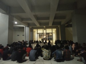 Suasana konsolidasi yang dilakukan oleh beberapa organ mahasiswa di Makassar dalam rangka memperingati Hardiknas di Pelataran Gedung BU FEB UNM, Sabtu (28/4). Str
