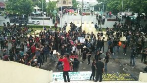 Aksi yang dilakukan Koalisi Masyarakat Bergerak untuk Pendidikan di Kantor DPRD Provinsi Sulses saat peringatan Hardiknas, Selasa (2/5).