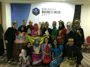 Foto bersama delegasi FH-UH pada Piala Business Week 2017 di Universitas Airlangga. Sumber Delegasi FH-UH.