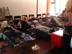 Suasana donor darah UKM Carefa di Pelataran UKM FH-UH, Rabu (17/5). Kas