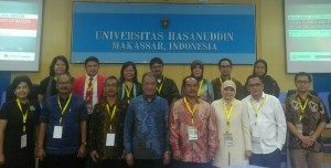 Foto bersama Wakil Rektor Bidang Akademik Unhas Prof. Junaedi Muhidong, Dekan FH-UH Prof. Farida Patittingi bersama dengan pengurus INCLE di Ruang Senat Unhas, Senin (8/5). Kas