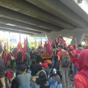 Aksi buruh di Makassar yang memperingati Hari Buruh Internasional dengan melakukan aksi di Fly Over Makassar, Senin (1/5). Rst