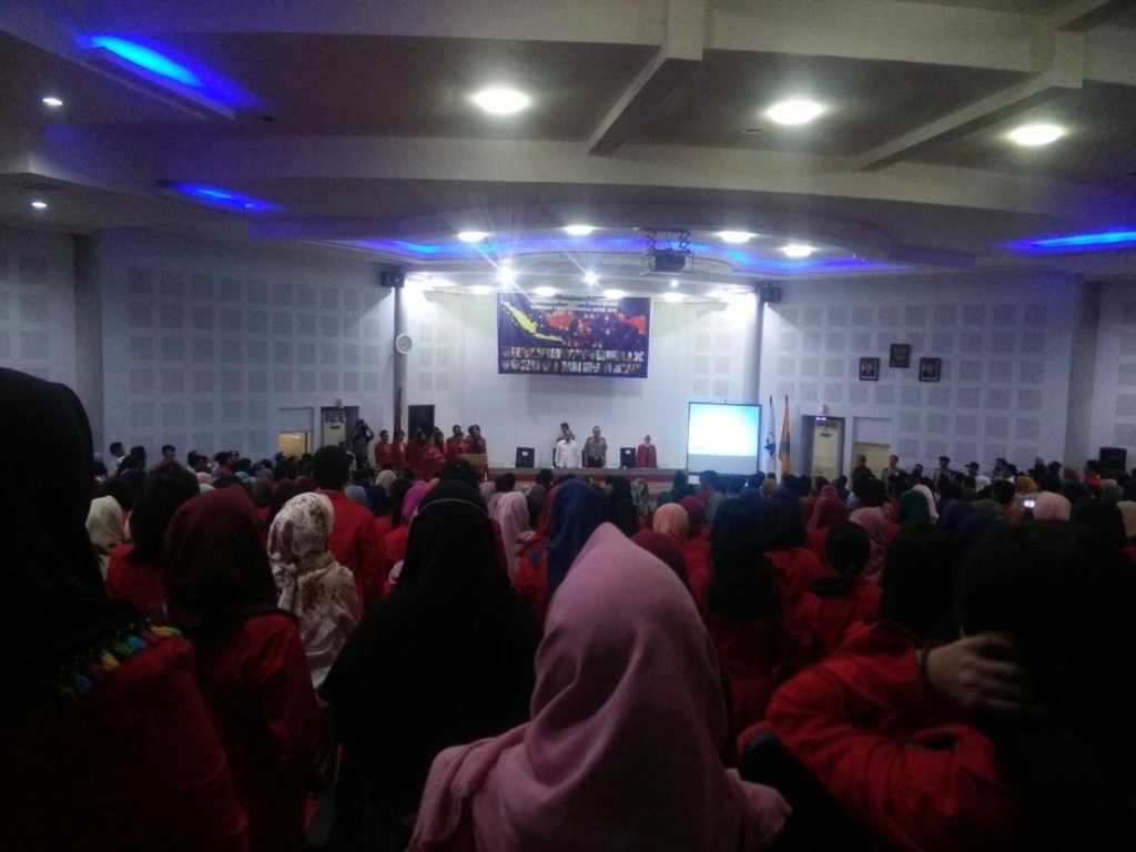 penyerahan secara Suasana penyerahan secara simbolis buku/kartu ATM penerima beasiswa PPA di Auditorium Prof. A. Amiruddin, Jumat (16/6)