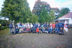 Foto bersama anggota baru LPMH-UH dengan Keluarga Besar LPMH-UH usai pengukuhan di MessPemkab Gowa, Kamis (8/6). Andi Asrul Ashary