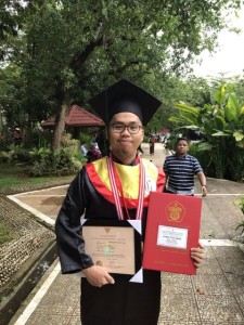 Andi Muh. Faiz Adani mahasiswa FH-UH yang menjadi wisudawan terbaik periode IV tahun 2016/2017 bertempat di Baruga A.P. Pettarani, Rabu (21/6). 