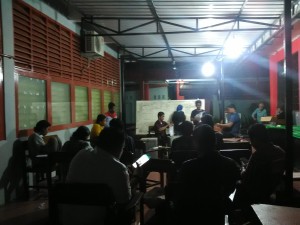 Suasana penghintungan suara Presiden dan Wakil Presiden serta anggota DPM FH-UH, Selasa (17/10) di pelataran Sekretariat BEM FH-UH