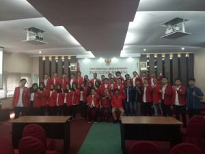 Foto bersama 34 orang pengurus BEM periode 2017-2018 di ruang Promosi Doktor FH-UH, Selasa (14/11). Ndo