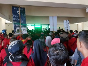 Ratusan Keluarga Mahasiswa Kema Fakultas Hukum Universitas Hasanuddin (Kema FH-UH) melakukan aksi di gedung Dewan Perwakilan Rakyat Daerah (DPRD) Provinsi Sulawesi Selatan, Selasa (21/11). Rst