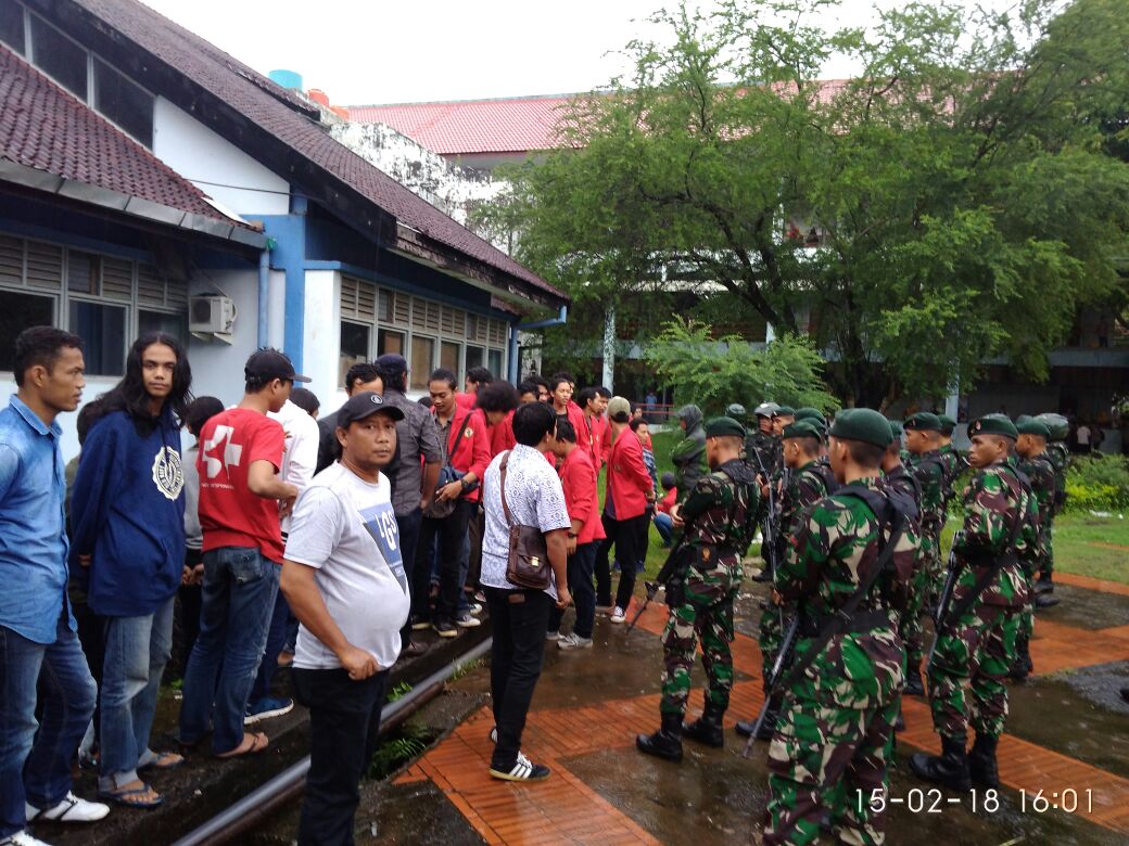 Kondisi pada saat pengamanan kedatangan Jokowi di Unhas. H2a
