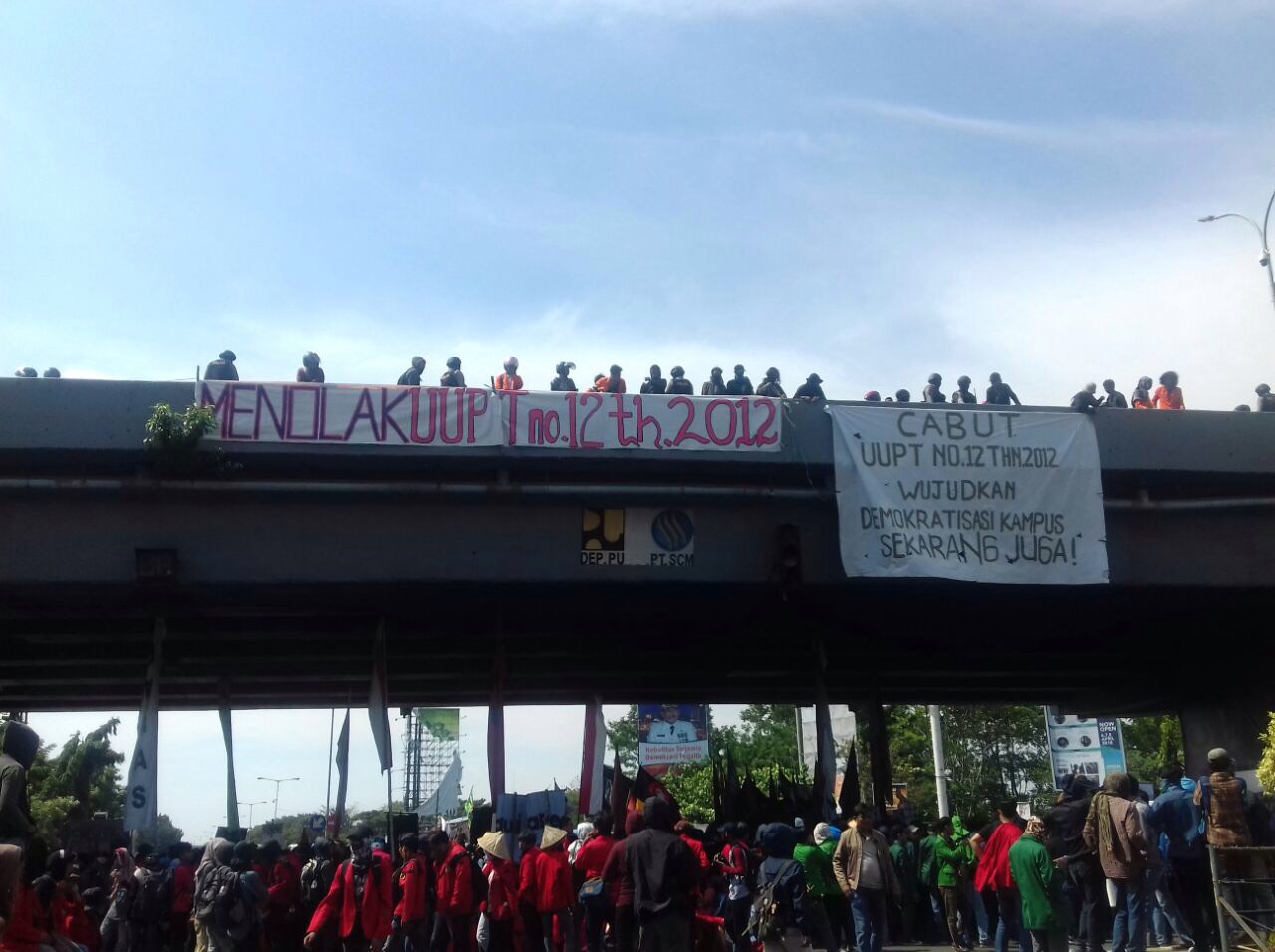 Mahasiswa Makassar mengadakan aksi di Jl. Urip Sumoharjo (Fly Over) pukul 13.47 WITA, Rabu (2/5). Iwn